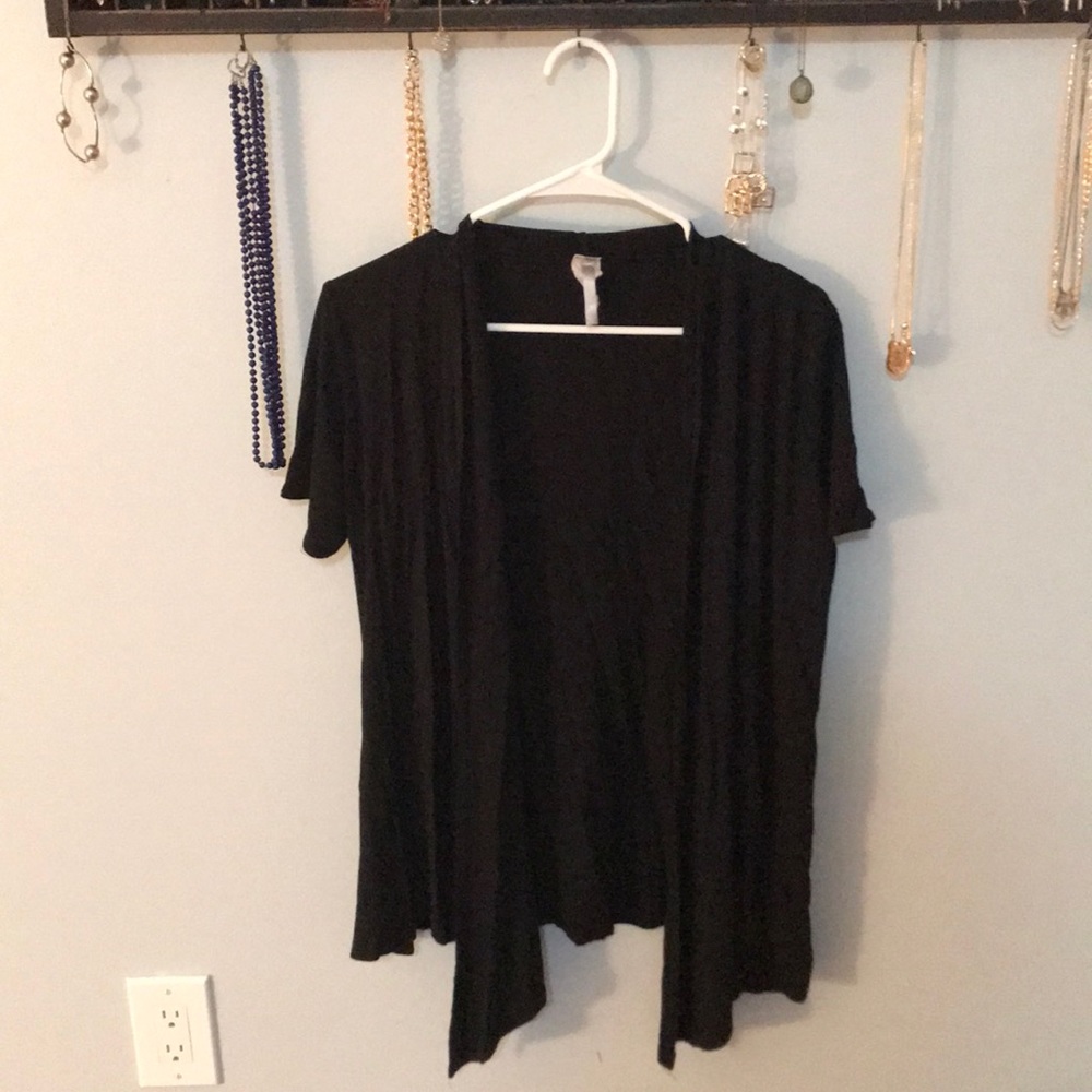 Black open short-sleeved cardigan